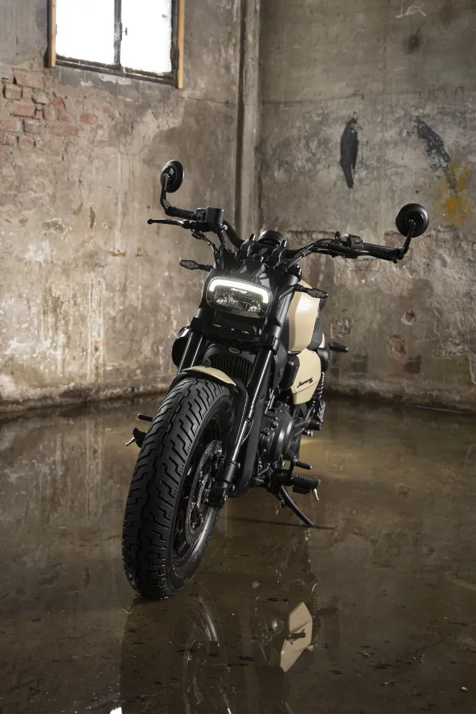 Leoncino-Bobber-400---frontale-ambientata---Desert-tan.webp