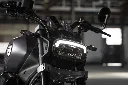 Leoncino-Bobber-400---dettaglio-faro-ambientata---Midnight-Black.webp