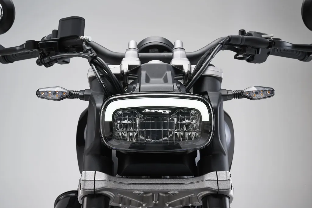 Leoncino-Bobber-400---dettaglio-faro---Midnight-Black.webp