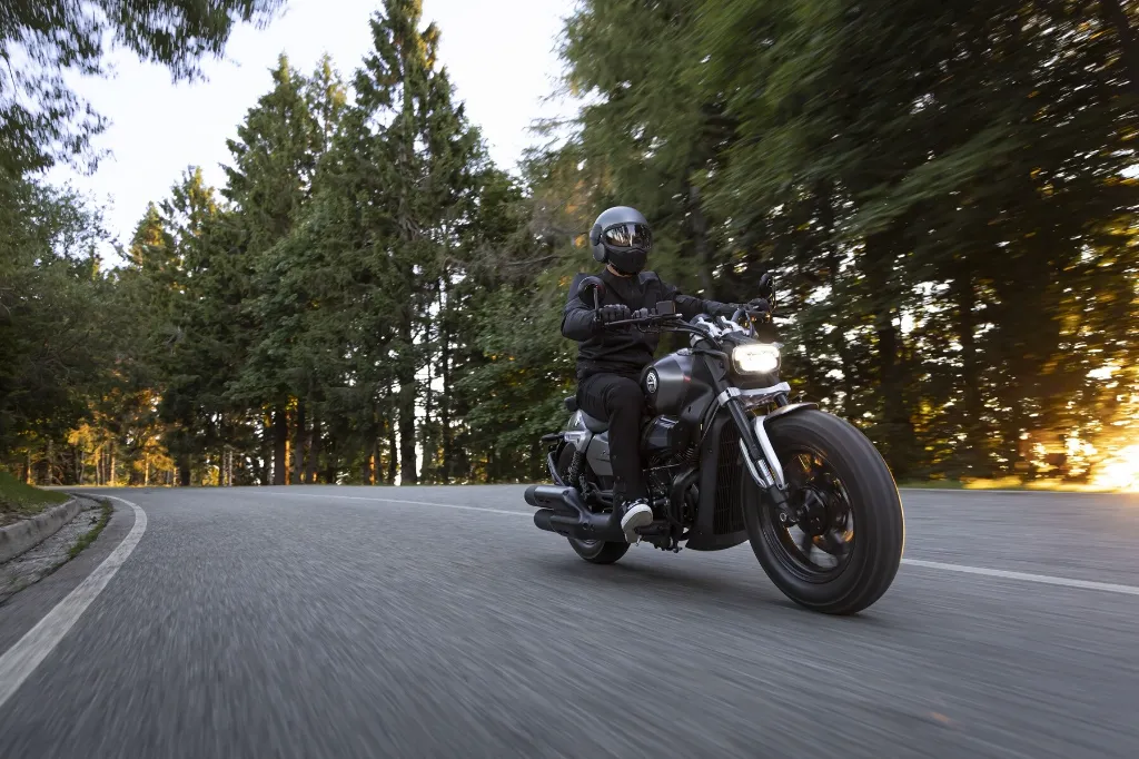 Leoncino-Bobber-400---dinamica---Onyx-Grey.webp