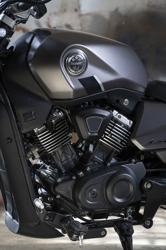Leoncino-Bobber-400---dettaglio-10---Onyx-Grey.webp