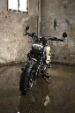Leoncino-Bobber-400---frontale-ambientata---Desert-tan.webp