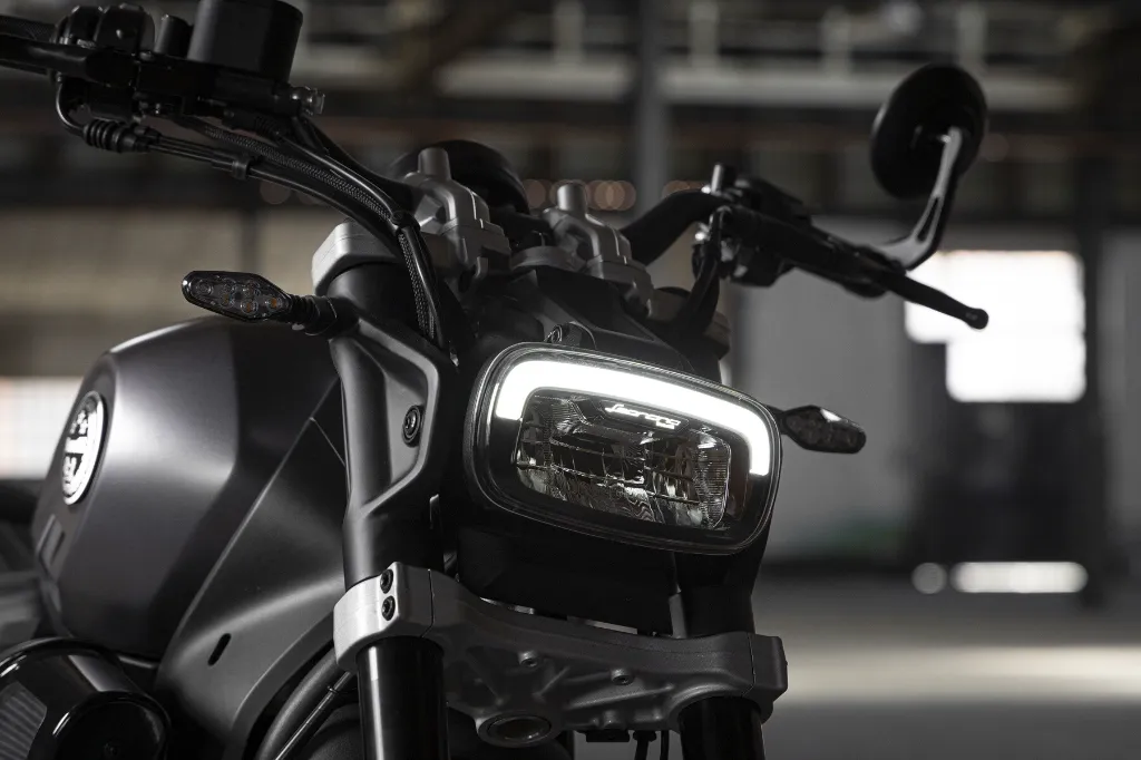 Leoncino-Bobber-400---dettaglio-faro-ambientata---Midnight-Black.webp