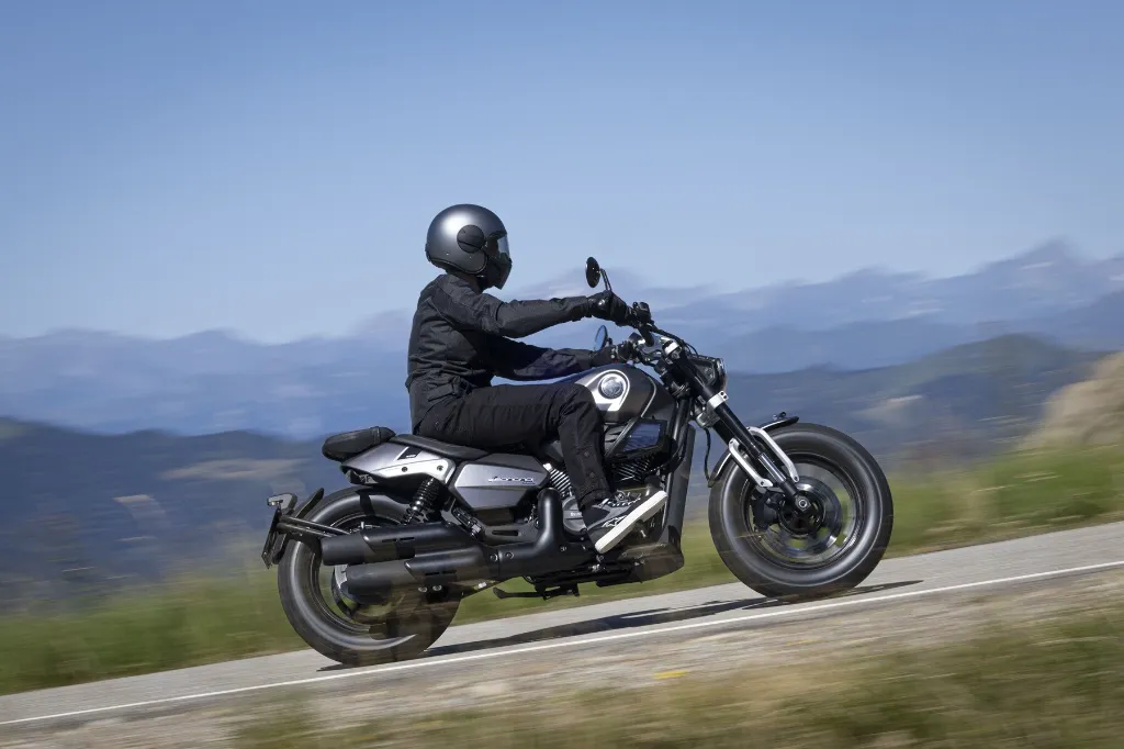 Leoncino-Bobber-400---dinamica-laterale-destro---Onyx-Grey.webp