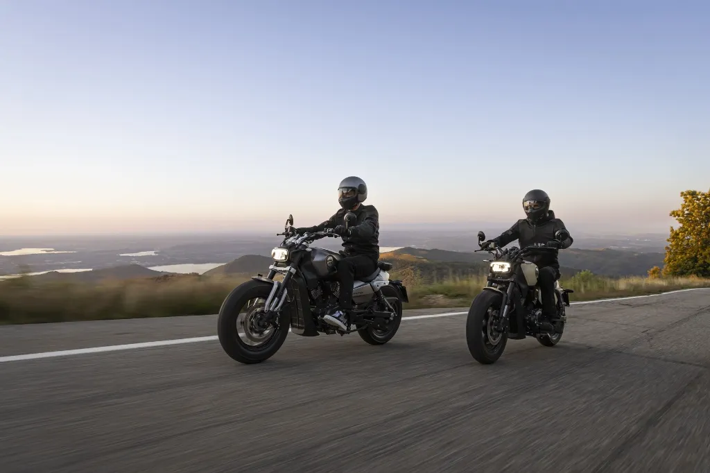 Leoncino-Bobber-400---dinamica---Onyx-Grey-e-Desert-Tan.webp